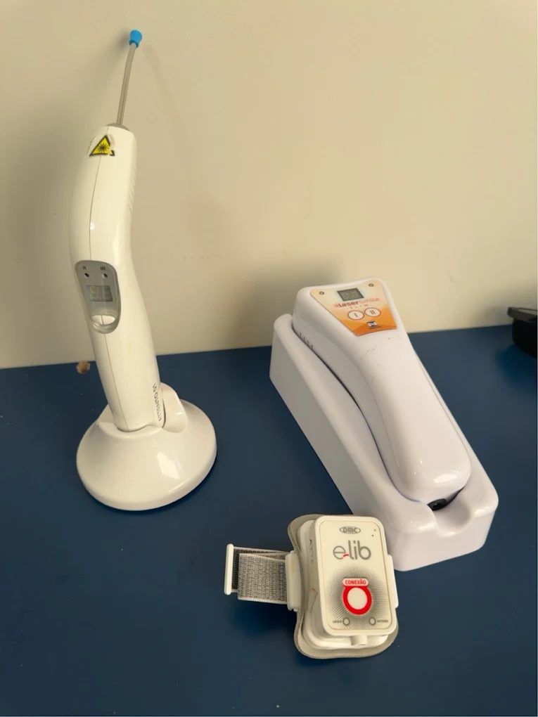 Aparelhos de laser e dispositivo e-LIB utilizados pela equipe Attento
